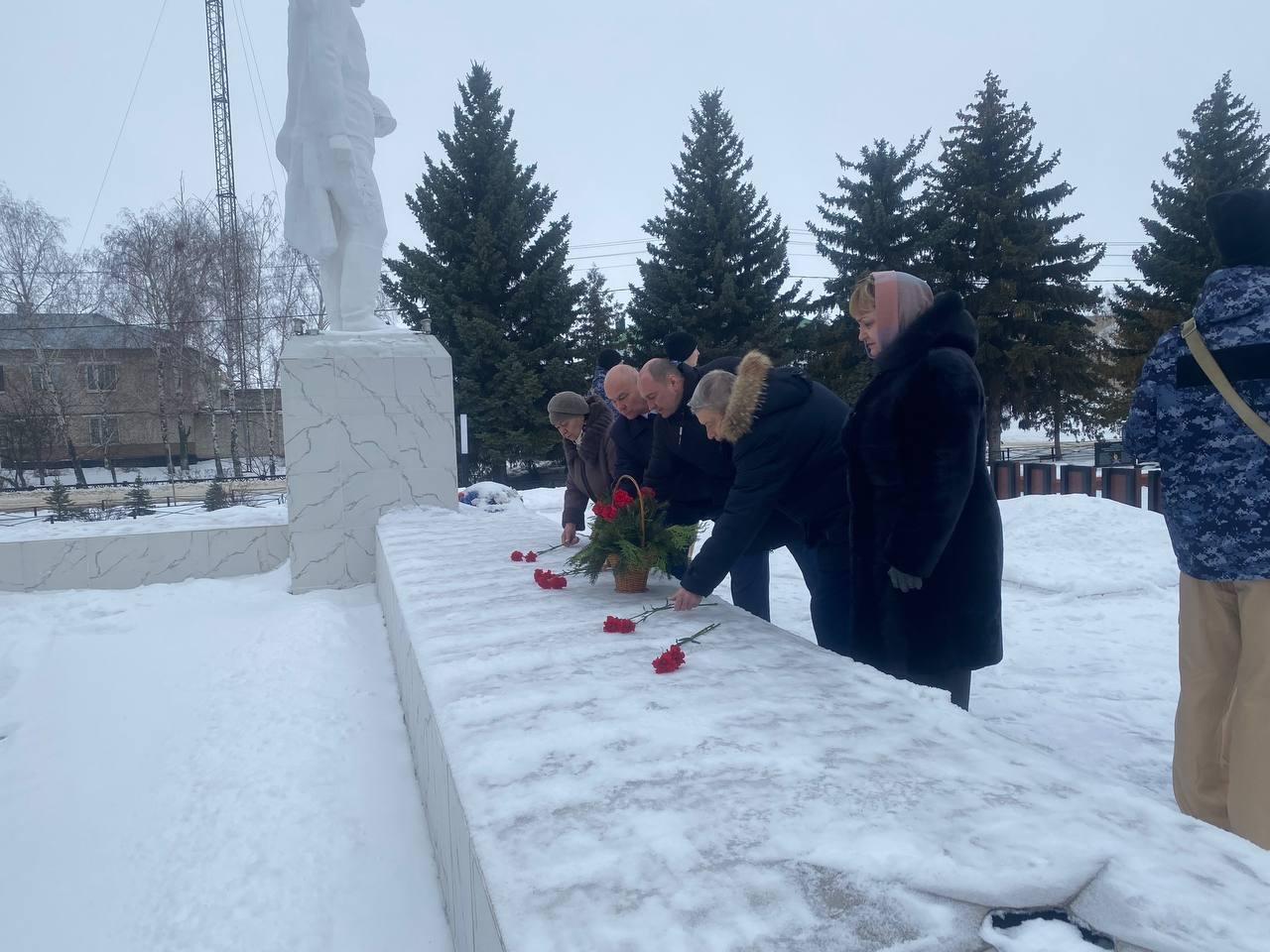 Сегодня в р.п.Тереньга на площади 40-летия Победы прошел митинг-реквием, посвященный 81-й годовщине освобождения Ленинграда от фашистской блокады..